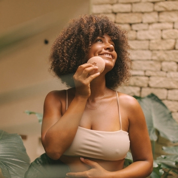 Wyld French Pink Clay Konjac Sponge (Dry, Sensitive Skin) - Picture 4 of 12